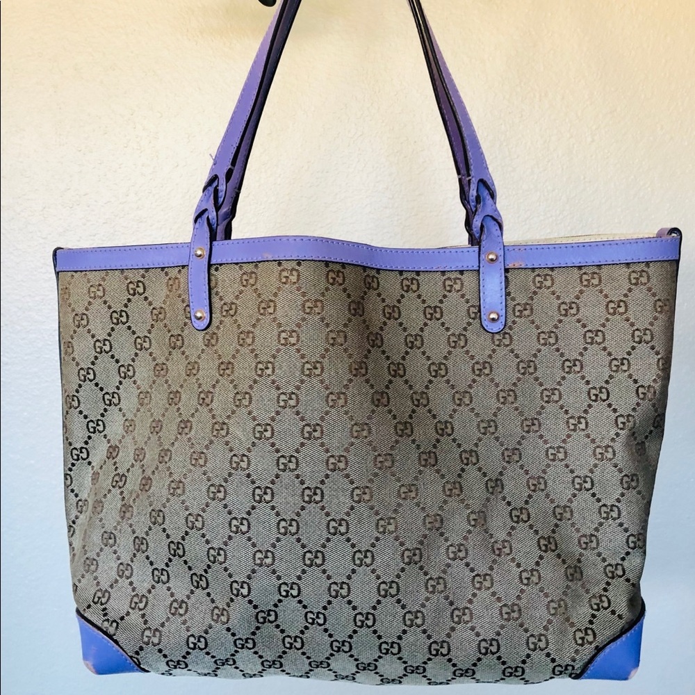 Gucci bags authentic! Comes with a small bag.